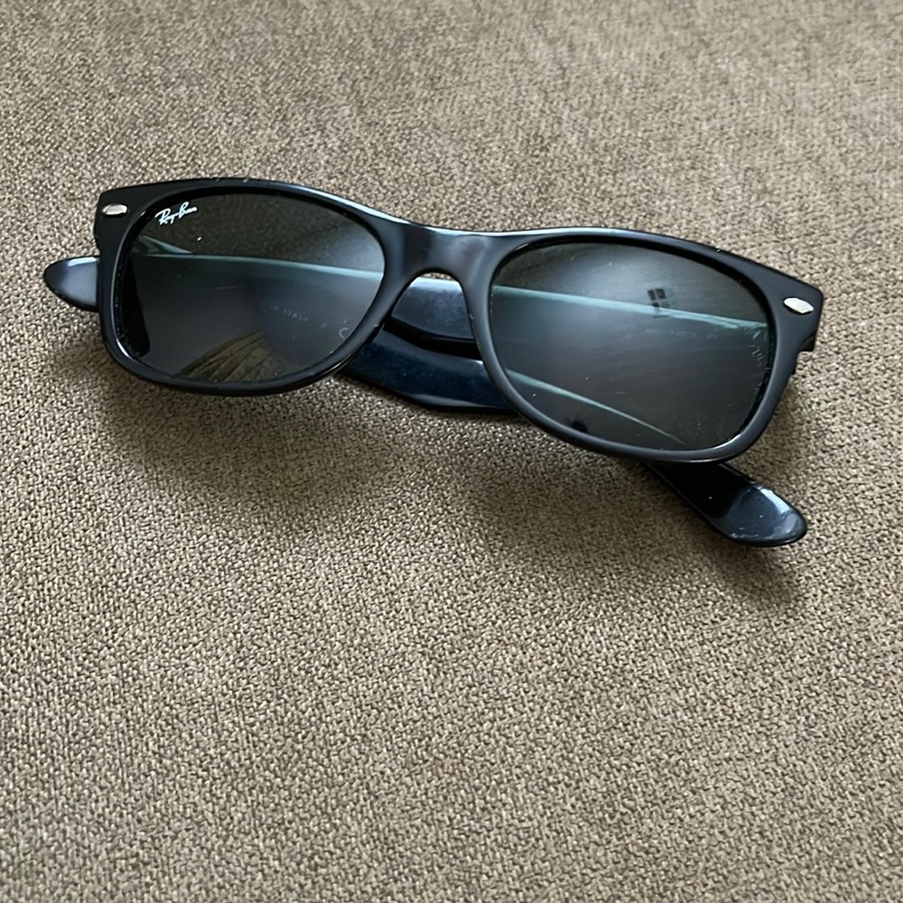 Ray Ban Wayfarer Shades - RB2140